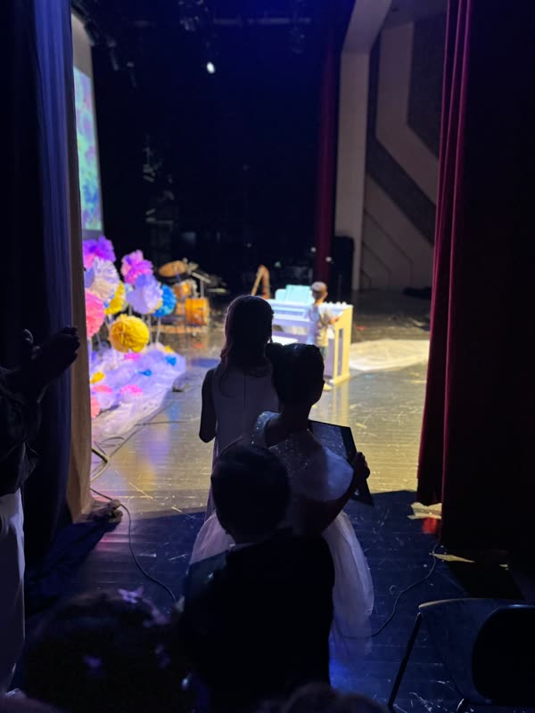Konser öncesi sahne arkası
