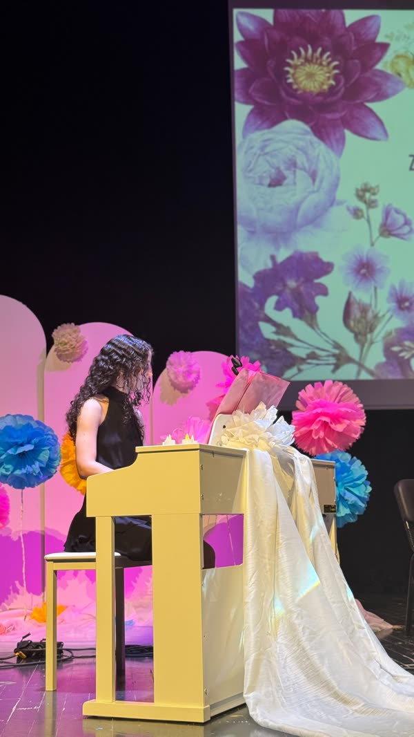 Yıl sonu konserinde piyano performansı
